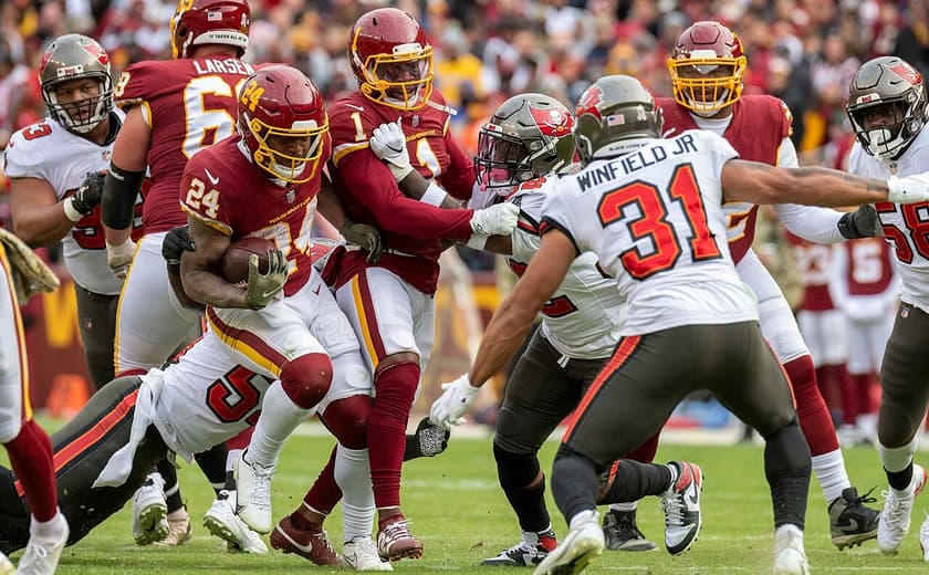 Antoine Winfield Jr making a tackle against Washington.