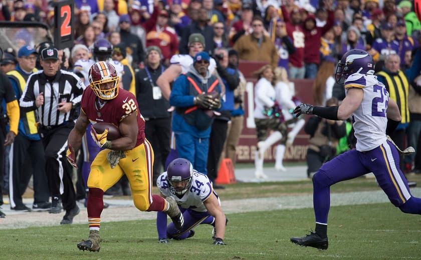 Minnesota’s Harrison Smith and Washington’s Samaje Perine on Nov. 12, 2017.